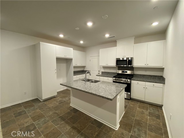 Detail Gallery Image 3 of 17 For 5630 Altamura Way, Fontana,  CA 92336 - 3 Beds | 2/1 Baths