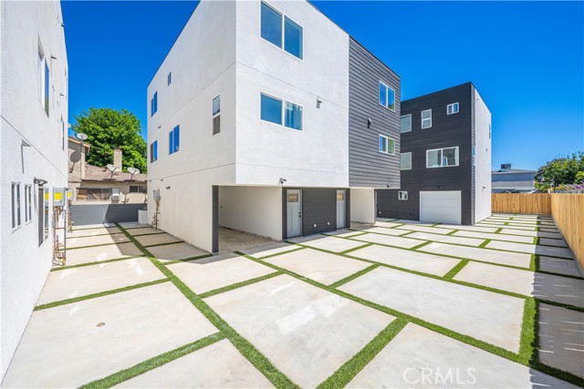 Detail Gallery Image 2 of 20 For 6834 Hazeltine Ave #3,  Van Nuys,  CA 91405 - 3 Beds | 3/1 Baths