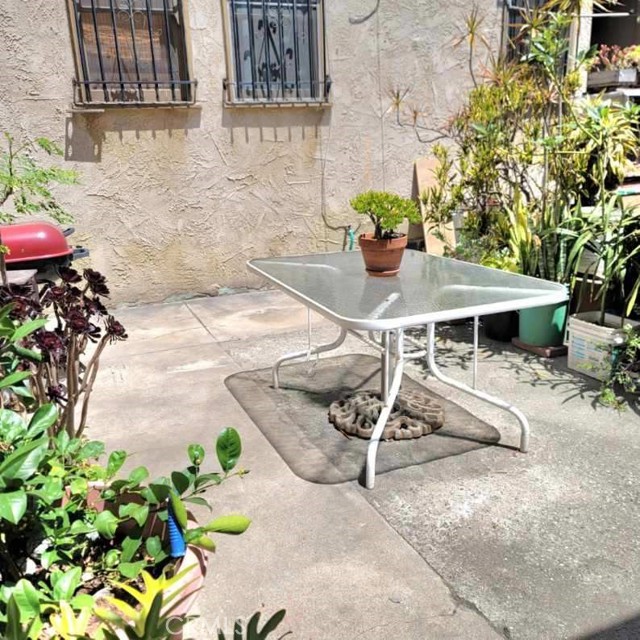 4214 Rosewood Avenue, Los Angeles CA: https://media.crmls.org/medias/90b184de-a0e8-4708-b159-da96cb074a46.jpg