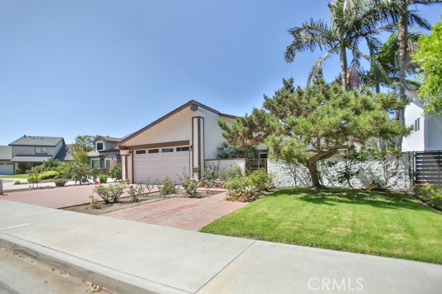 Detail Gallery Image 2 of 39 For 17041 Malta Cir, Huntington Beach,  CA 92649 - 4 Beds | 2 Baths