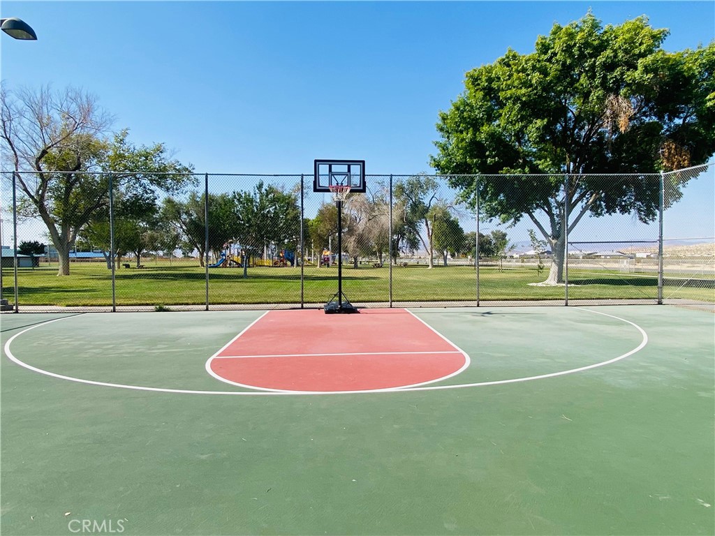https://media.crmls.org/medias/90b61d68-a9a3-442c-ab91-1d5db76791b4.jpg?preset=X-Large