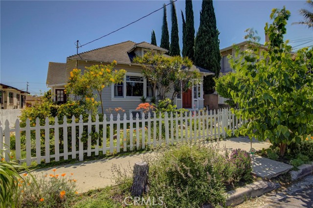 571 W 17th Street, San Pedro CA: https://media.crmls.org/medias/90b7dab9-8ea6-4d86-b80a-67d3b0fc2a78.jpg