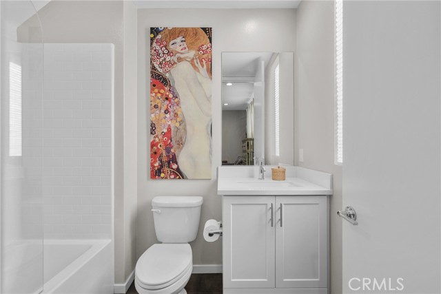 Detail Gallery Image 8 of 19 For 13135 W Lumina, Valley Glen,  CA 91401 - 3 Beds | 4 Baths