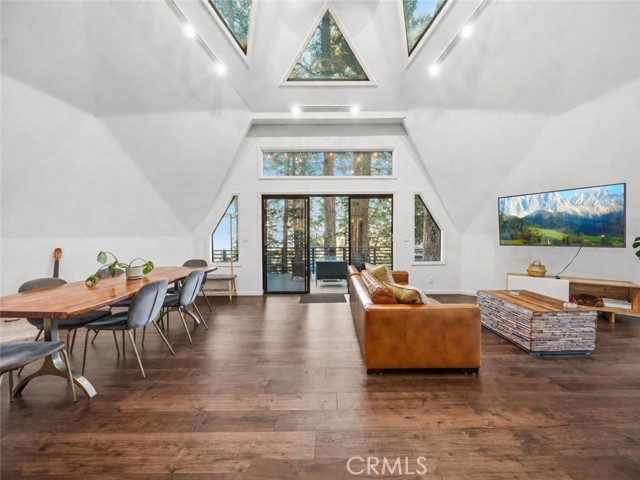 Detail Gallery Image 5 of 43 For 1349 Valley View, Crestline,  CA 92325 - 4 Beds | 3 Baths