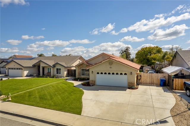 Detail Gallery Image 1 of 1 For 924 Butterfly Ln, Bakersfield,  CA 93314 - 3 Beds | 2 Baths