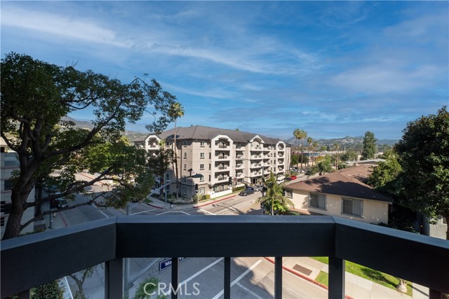 Detail Gallery Image 11 of 22 For 222 Monterey Rd #206,  Glendale,  CA 91206 - 3 Beds | 3 Baths