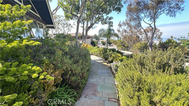 625 High Dr, Laguna Beach CA: https://media.crmls.org/medias/90bdb7fd-70c1-41ee-91da-331fa8a9fab6.jpg