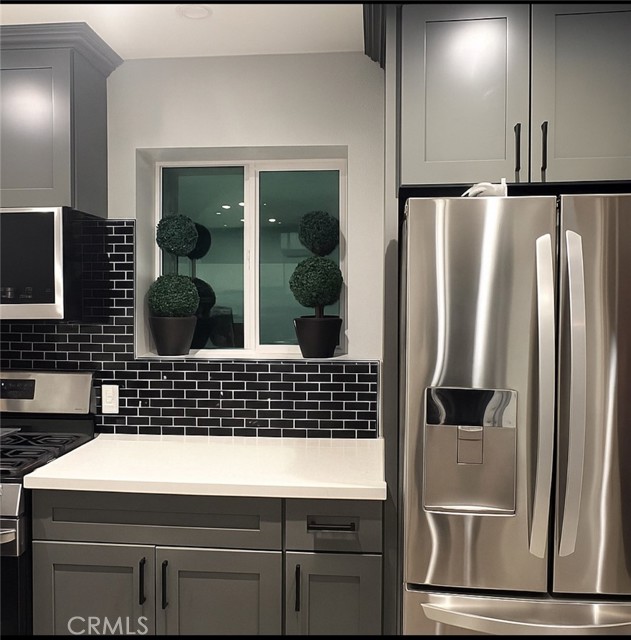 Detail Gallery Image 2 of 10 For 7598 Coldwater Canyon, North Hollywood,  CA 91605 - 1 Beds | 1 Baths