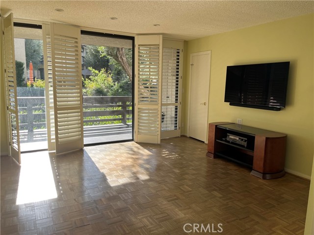 Detail Gallery Image 11 of 27 For 21801 Burbank #83,  Woodland Hills,  CA 91367 - 4 Beds | 3 Baths