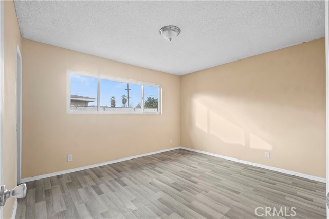 Detail Gallery Image 10 of 23 For 1320 White Ln, Bakersfield,  CA 93307 - 4 Beds | 2 Baths