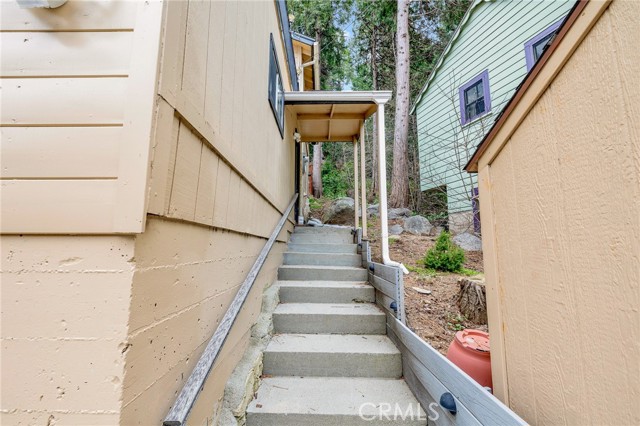 Detail Gallery Image 4 of 39 For 23655 Shady Ln, Crestline,  CA 92325 - 3 Beds | 2/2 Baths