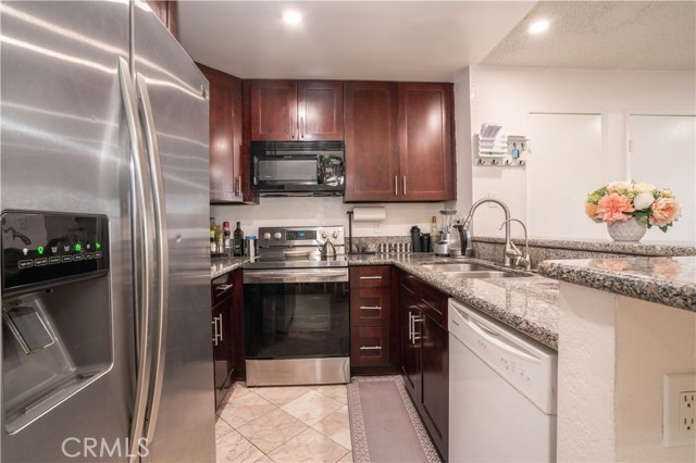 Detail Gallery Image 12 of 39 For 25035 Peachland Ave #174,  Newhall,  CA 91321 - 3 Beds | 2 Baths