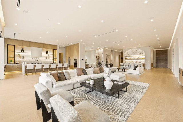 Detail Gallery Image 8 of 54 For 22924 Erwin St, Woodland Hills,  CA 91367 - 11 Beds | 9/2 Baths