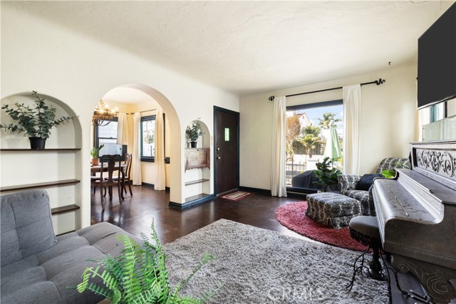 Detail Gallery Image 2 of 39 For 230 Glendora Ave, Long Beach,  CA 90803 - 2 Beds | 2 Baths