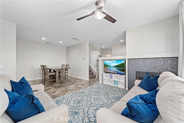 Detail Gallery Image 5 of 34 For 15415 Park Point Ave #102,  Lake Elsinore,  CA 92532 - 3 Beds | 2 Baths