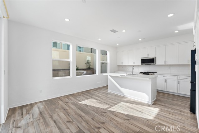Detail Gallery Image 7 of 36 For 4033 Spring Haven Lane, Corona,  CA 92883 - 3 Beds | 2/1 Baths
