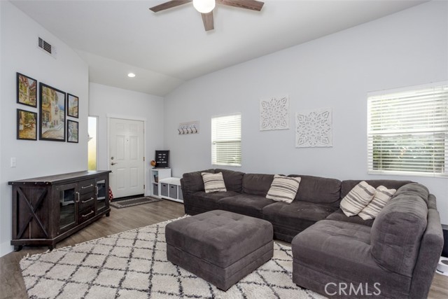 33183 Eagle Point Drive, Yucaipa CA: https://media.crmls.org/medias/90da6497-c8d0-4aed-9a28-1ac8eb49e6e1.jpg