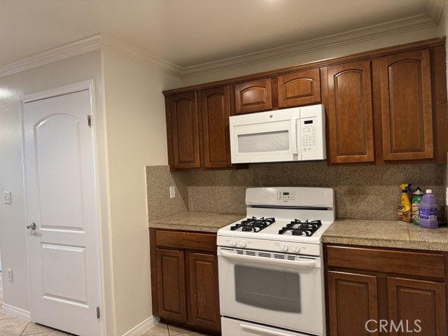 Detail Gallery Image 15 of 17 For 13525 Vanowen St #103,  Van Nuys,  CA 91405 - 3 Beds | 2 Baths