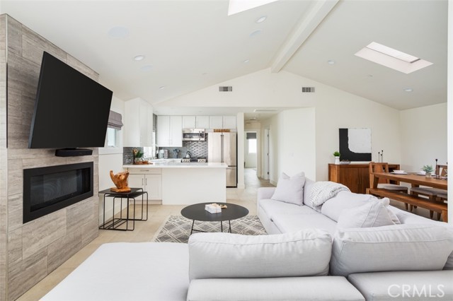 415 1/2 Marguerite Avenue, Corona del Mar CA: https://media.crmls.org/medias/90e25f2a-aefe-4108-be66-4ea1d151714b.jpg