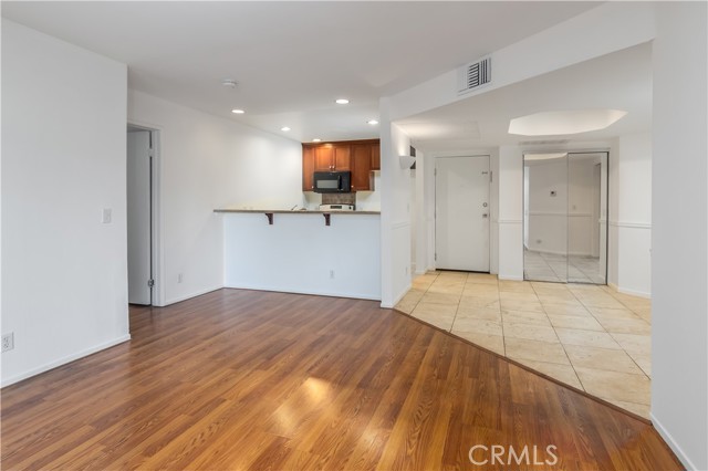 Detail Gallery Image 5 of 20 For 20253 Keswick St #103,  Winnetka,  CA 91306 - 2 Beds | 2 Baths