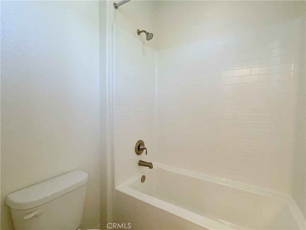 https://media.crmls.org/medias/90e6736f-5936-414d-b447-7abe7452728a.jpg?preset=X-Large
