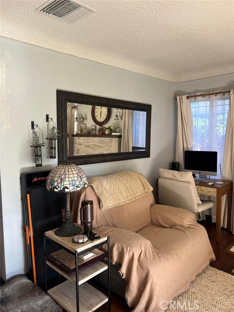 9312 Garden View Avenue, South Gate CA: https://media.crmls.org/medias/90e85f38-582f-4d33-8b79-1b38c56fa7f1.jpg