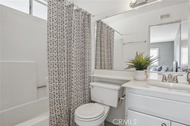 Detail Gallery Image 28 of 39 For 19130 Beachcrest Ln #E,  Huntington Beach,  CA 92646 - 3 Beds | 2/1 Baths