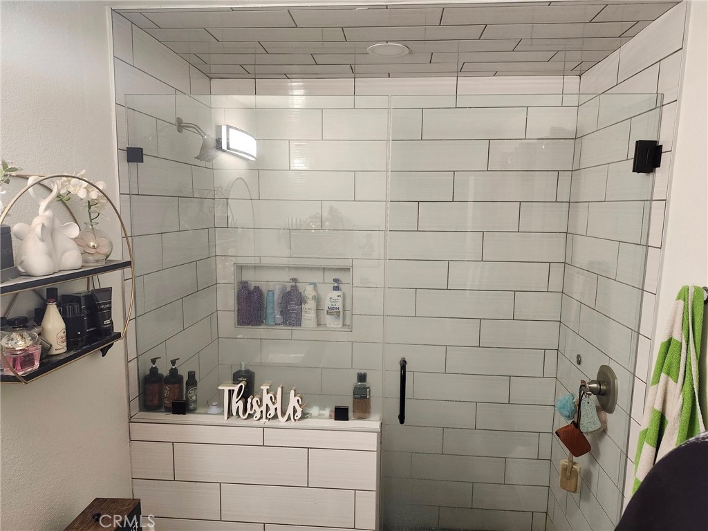 https://media.crmls.org/medias/90ecf19e-9701-4ccc-b24d-173e2282a5e4.jpg?preset=X-Large