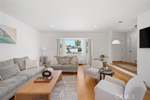 Detail Gallery Image 8 of 32 For 7801 Kelvin Ave, Winnetka,  CA 91306 - 4 Beds | 3 Baths