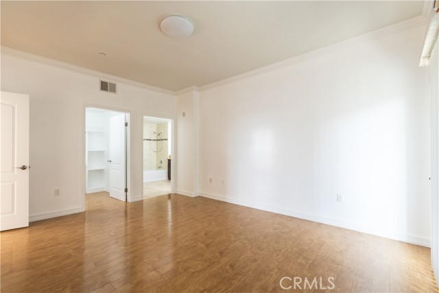 Detail Gallery Image 9 of 14 For 709 S Manhattan Pl #401,  Los Angeles,  CA 90005 - 3 Beds | 2/1 Baths