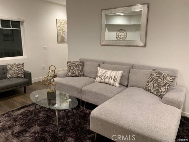 4818 Satsuma Avenue, North Hollywood CA: https://media.crmls.org/medias/90eebd82-5725-4dc5-8a38-b8f4a915b969.jpg