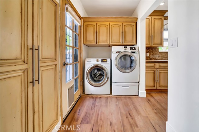 Detail Gallery Image 8 of 28 For 16707 Moorpark St, Encino,  CA 91436 - 3 Beds | 3 Baths