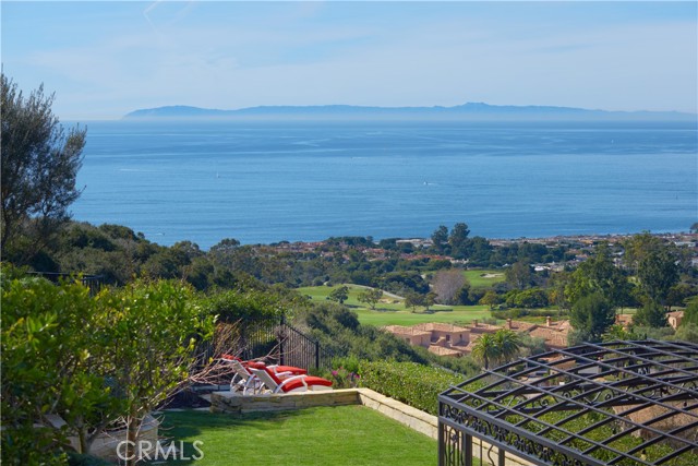 5 Pelican Vista Drive, Newport Coast CA: https://media.crmls.org/medias/90effc42-7828-4247-8542-7b25dd2118e6.jpg