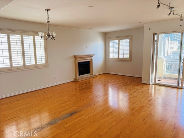 1241 S Westgate Avenue, Los Angeles CA: https://media.crmls.org/medias/90f03e05-975b-4111-98b1-d92e3a308af2.jpg