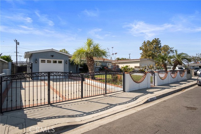 Detail Gallery Image 3 of 61 For 10281 Bouvais, Anaheim,  CA 92804 - 5 Beds | 2 Baths