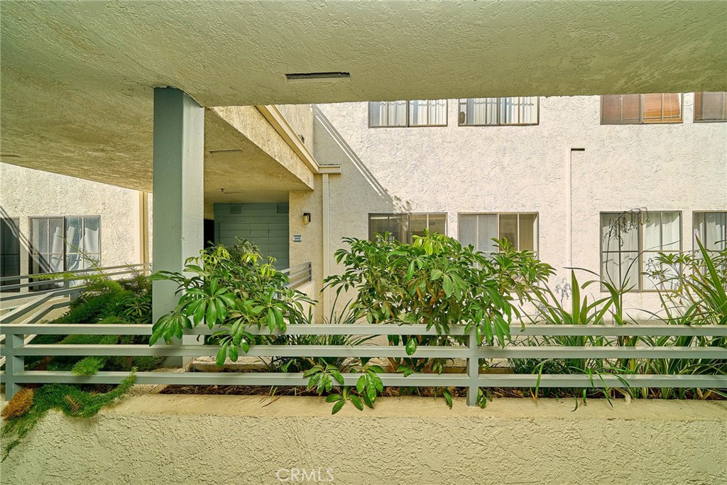 https://media.crmls.org/medias/90f13807-97da-4104-80f7-0ead92dabe86.jpg?preset=X-Large