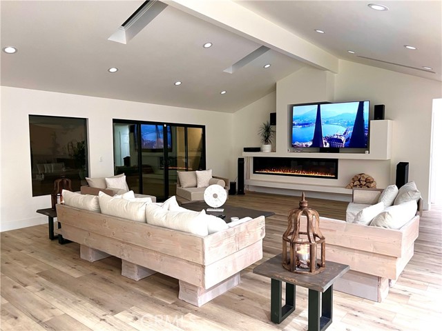 20301 Reaza Place, Woodland Hills CA: https://media.crmls.org/medias/90f470e4-b0d8-4da1-8bf0-cef226c222b3.jpg