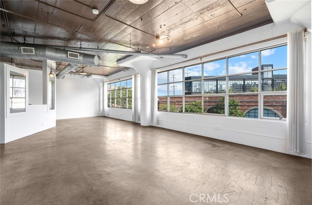 530 Molino Street, Los Angeles CA: https://media.crmls.org/medias/90f56dbf-e7a7-49b6-b71d-3836aff2173a.jpg