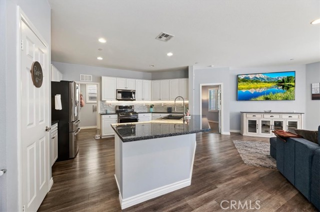 Detail Gallery Image 6 of 53 For 15699 Slowik Ct, Fontana,  CA 92336 - 4 Beds | 3/1 Baths