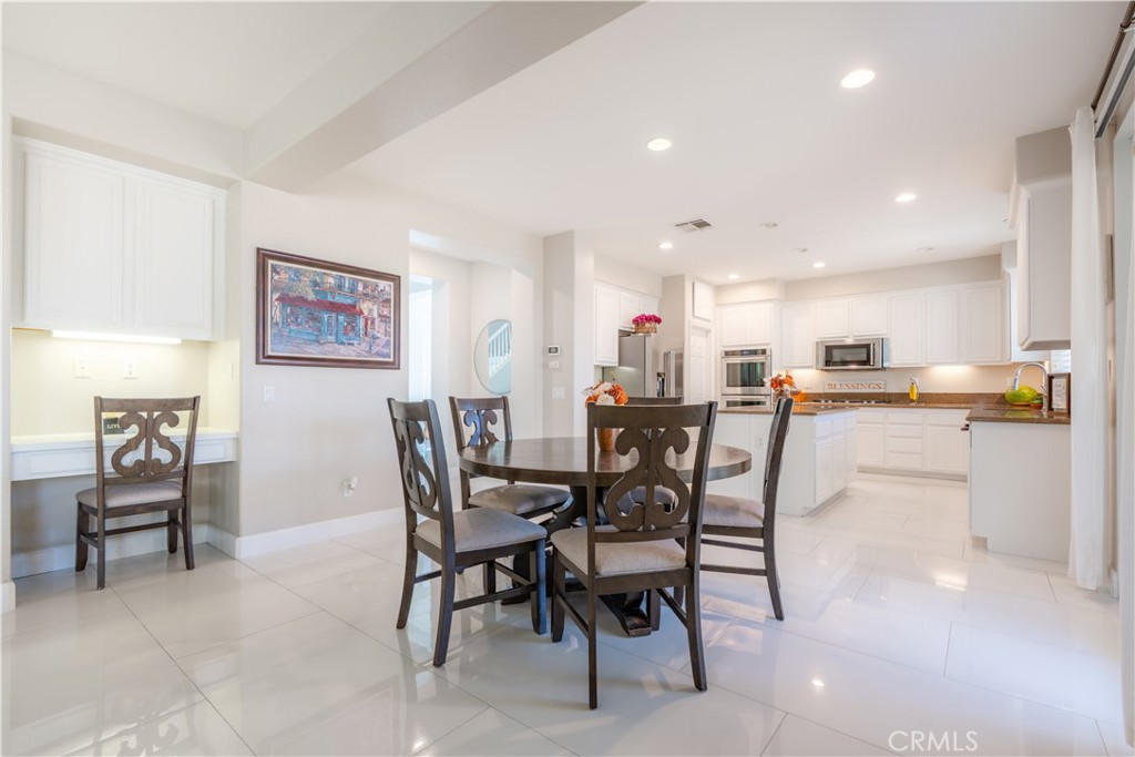 https://media.crmls.org/medias/91000536-bc19-4979-9220-3d17cccbf06e.jpg?preset=X-Large