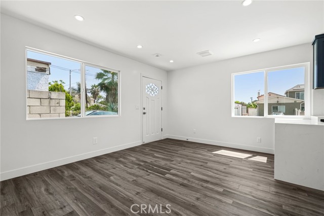 11062 Oneida Avenue, San Fernando CA: https://media.crmls.org/medias/910014f6-5808-4447-9fcc-653c3e1b3e6e.jpg
