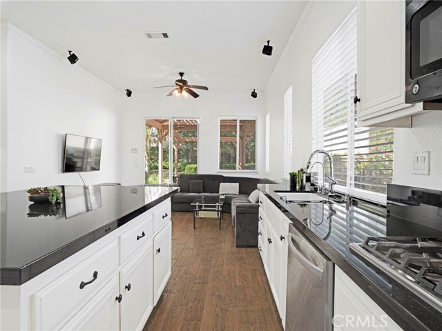 Detail Gallery Image 16 of 44 For 21103 Cross Creek Dr, Saugus,  CA 91350 - 3 Beds | 3 Baths