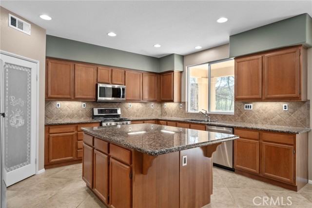 Detail Gallery Image 8 of 38 For 35021 Nicklaus Nook, Beaumont,  CA 92223 - 5 Beds | 4 Baths