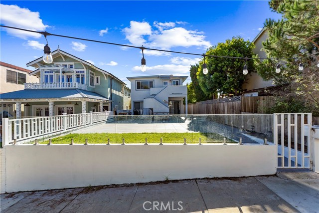 Detail Gallery Image 35 of 66 For 400 17th St, Manhattan Beach,  CA 90266 - 4 Beds | 2 Baths