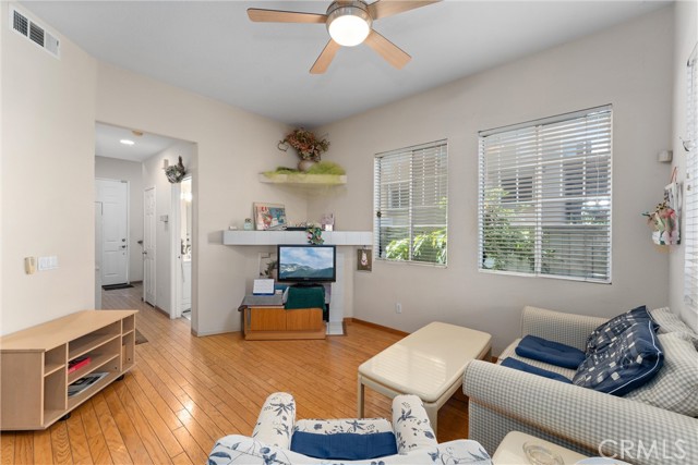 Detail Gallery Image 3 of 23 For 1972 W Blue Violet Ct, Anaheim,  CA 92801 - 2 Beds | 2/1 Baths