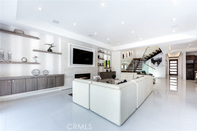 12732 Hortense Street, Studio City CA: https://media.crmls.org/medias/91051304-58e7-4191-96c7-b7769436639d.jpg