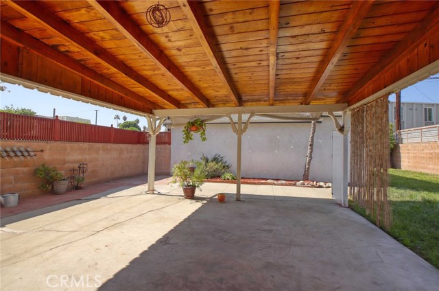 Detail Gallery Image 2 of 10 For 6903 Halbrent Ave, Van Nuys,  CA 91405 - 3 Beds | 2 Baths