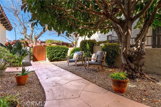 Detail Gallery Image 6 of 40 For 4252 S Norton, Los Angeles,  CA 90008 - 4 Beds | 3 Baths