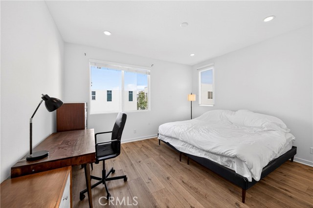 335 Magnet, Irvine CA: https://media.crmls.org/medias/910f0249-260f-462d-803f-e7e5586fb79a.jpg