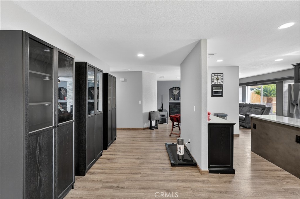 https://media.crmls.org/medias/910f36b4-1db8-4863-a319-03c77df5bf4f.jpg?preset=X-Large